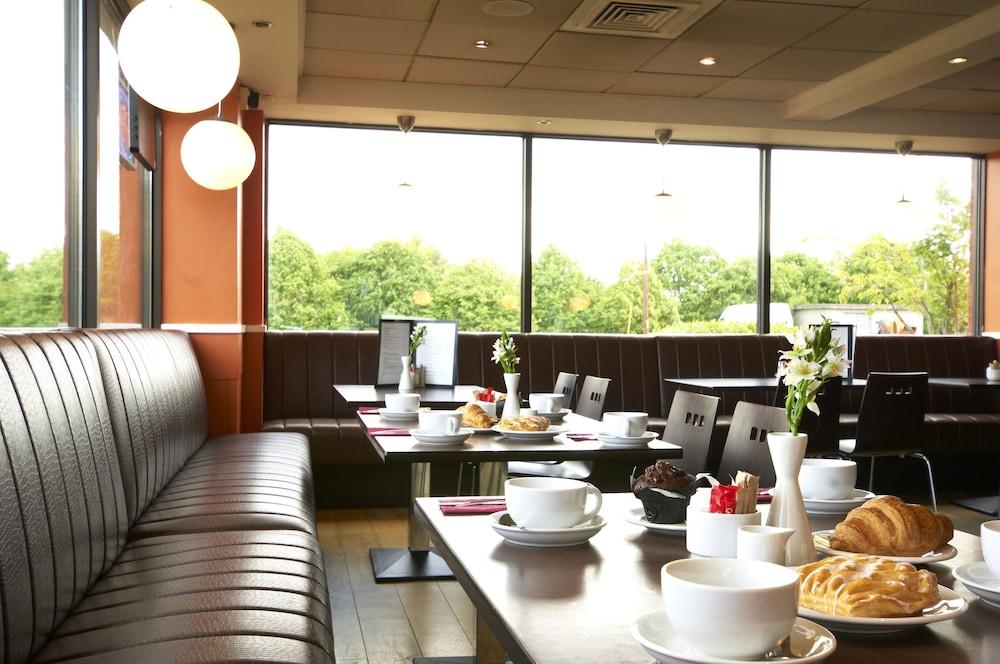 Travelodge Dublin Phoenix Park Касълнок Екстериор снимка