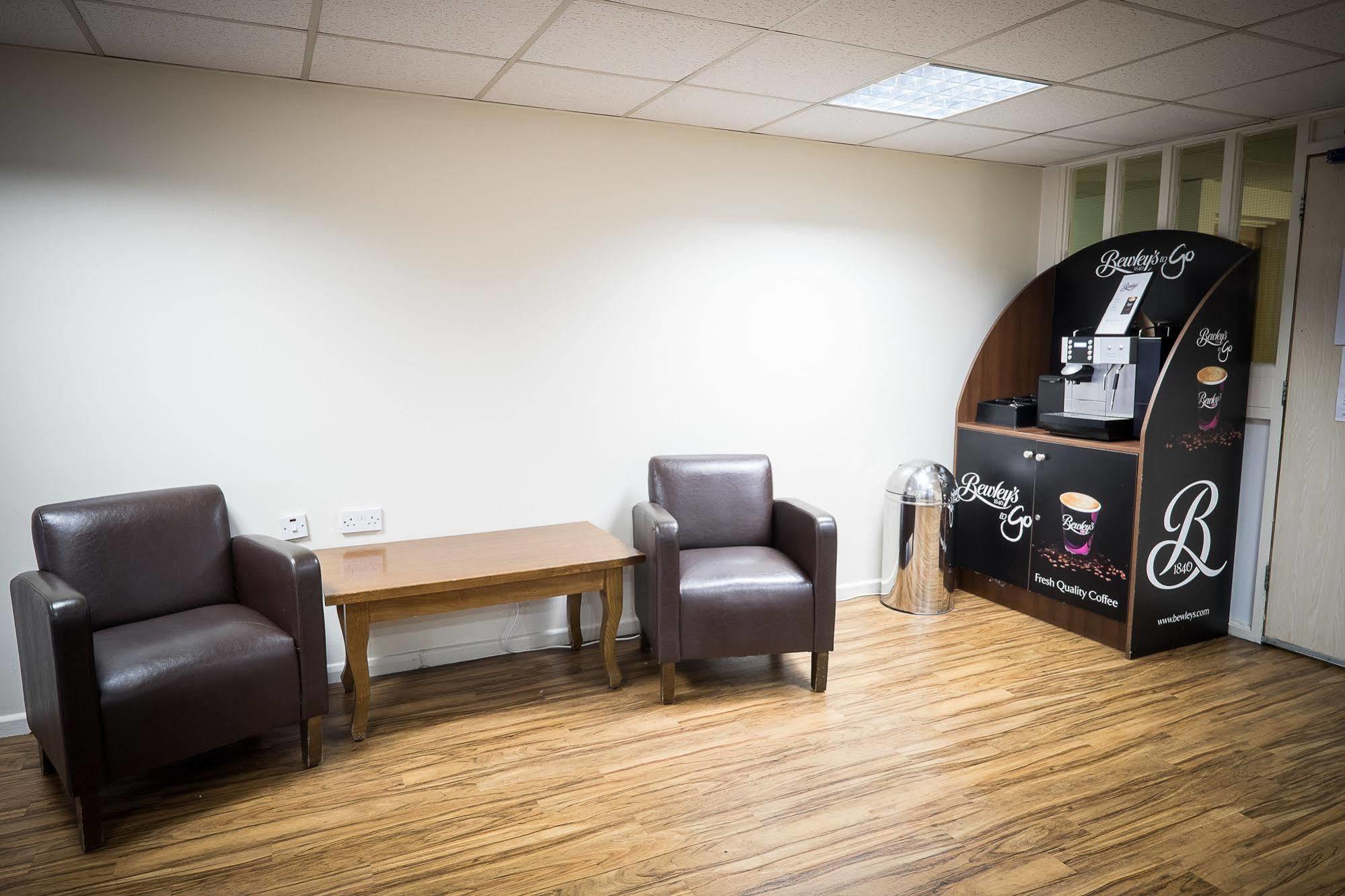 Travelodge Dublin Phoenix Park Касълнок Екстериор снимка
