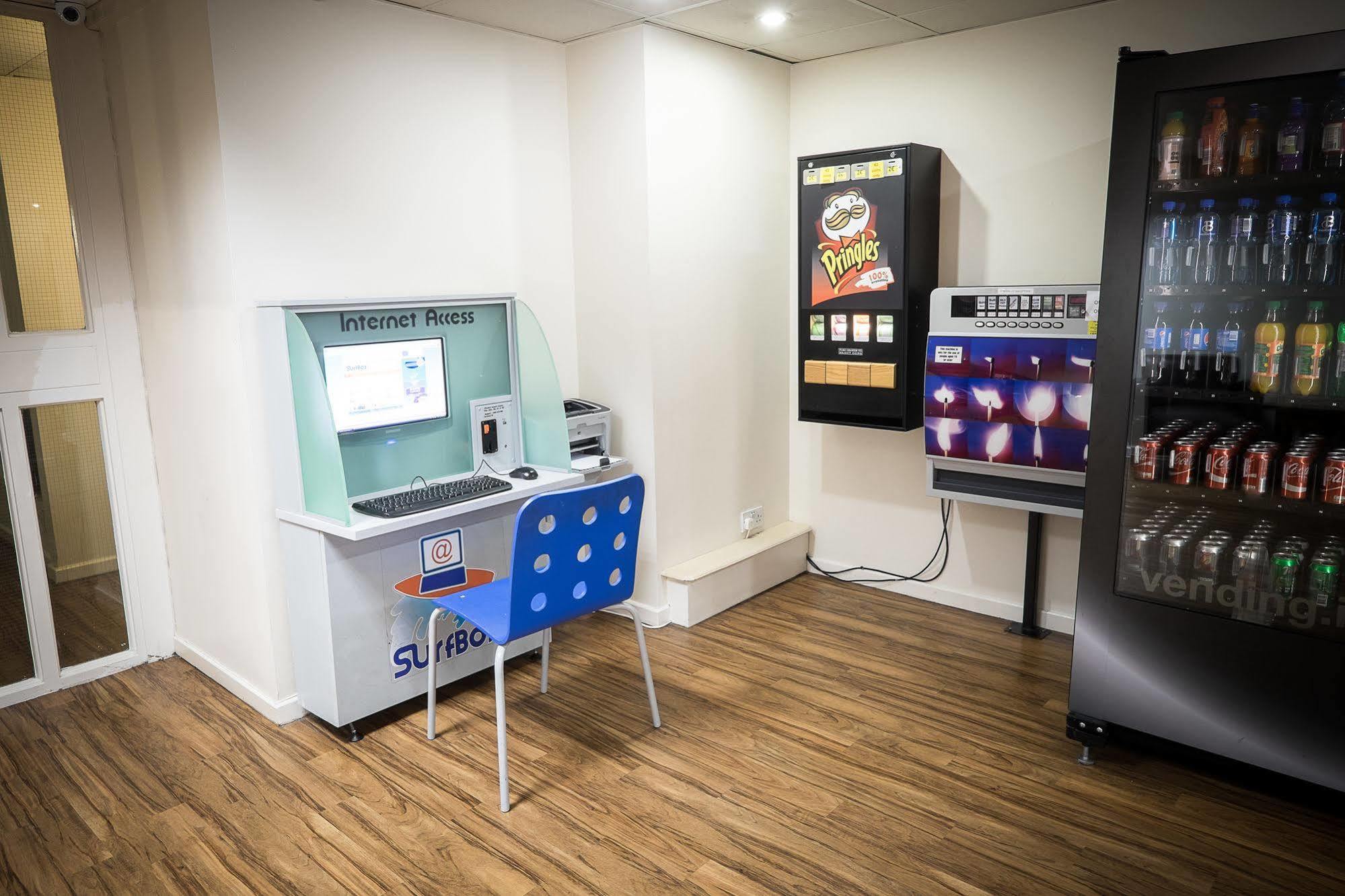 Travelodge Dublin Phoenix Park Касълнок Екстериор снимка